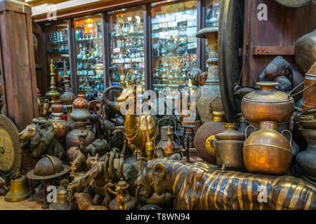 Vitrine du marché arabe avec des souvenirs dans l'ancien style. Banque D'Images