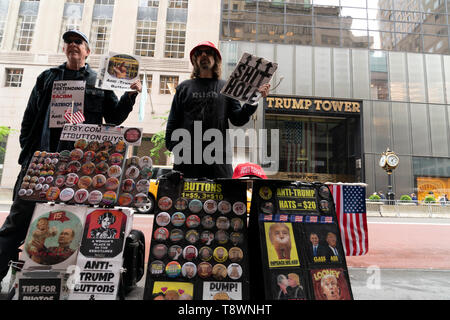 NEW YORK - Etats-Unis - 5 mai 2019 - Manifestation contre le président Donald Trump en dehors de Trump Tower Banque D'Images