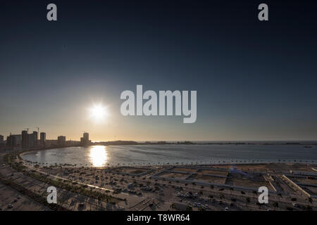 Vue sur le centre-ville de Luanda avec beau coucher du soleil. Luanda. L'Angola. Banque D'Images