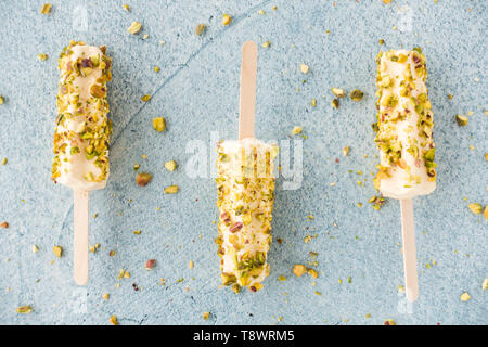 Maison de mangue et pistache kulfi glacés bleu sur fond de ciment. Vue d'en haut. Banque D'Images