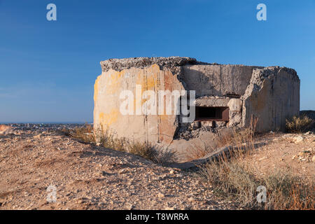 Caisson en béton abandonnés à partir de la DEUXIÈME GUERRE MONDIALE sur la formation des roches Fiolent. Côte de la mer Noire, Sébastopol Banque D'Images