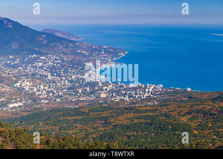 Paysage de montagne avec vue sur la ville de Yalta à jour ensoleillé. Les photos prises le pic dans l'Ai-Petri Crimée) Banque D'Images