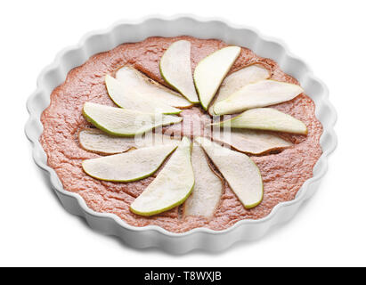Délicieux gâteau poire sur fond blanc Banque D'Images