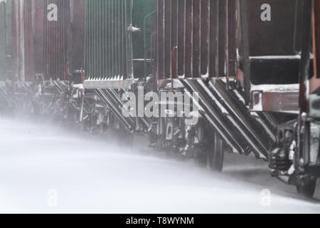 Rendez-train de marchandises par rail via le snowdrift Banque D'Images