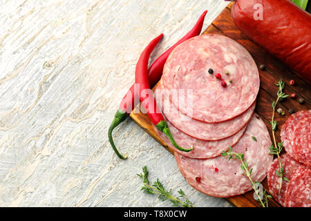 Différents types de saucisses aux épices sur table lumineuse Banque D'Images