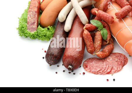 Différents types de saucisses sur fond blanc Banque D'Images