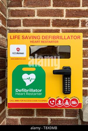 Southampton, UK - 2 mai 2019 : montage mural Life Saving Defobrillator Coeur Restarter. Système automatisé d'urgence l'aide médicale pour l'arrêt cardiaque. Banque D'Images