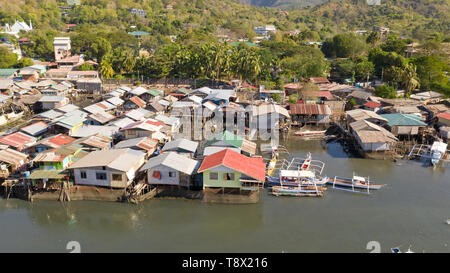 Vue aérienne de la ville de Coron avec les bidonvilles et les pauvres dans les districts. Palawan.maisons en bois près de l'eau.Les quartiers pauvres et les bidonvilles de la ville de Coron vue aérienne Banque D'Images