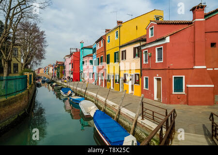 Maisons peintes de couleurs vives sur l'île de Burano, situé le long d'un canal d'eau Banque D'Images