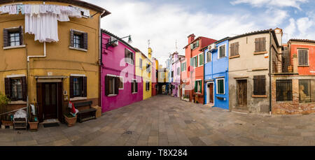 Vue panoramique sur les maisons peintes de couleurs vives sur l'île de Burano, une blanchisserie est mise en place sur les lignes de lavage Banque D'Images