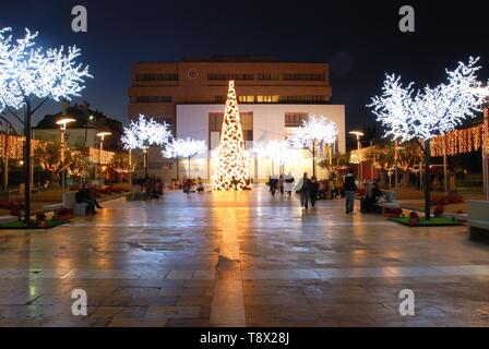 Avis de l'hôtel de ville (Ayuntamiento) de nuit avec un arbre de Noël et les lumières à l'avant-plan, Fuengirola, Espagne. Banque D'Images