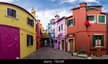 Vue panoramique sur les maisons peintes de couleurs vives sur l'île de Burano, une blanchisserie est mise en place sur les lignes de lavage Banque D'Images