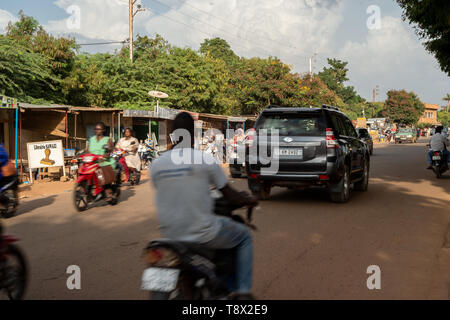 Les gens dans les rues de Ouagadougou, capitale du Burkina Faso, un des pays les plus pauvres de l'Afrique Banque D'Images