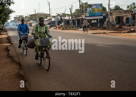 Les gens dans les rues de Ouagadougou, capitale du Burkina Faso, un des pays les plus pauvres de l'Afrique Banque D'Images