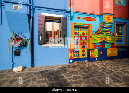 Façades de maisons peintes de couleurs vives un sur l'île Burano Banque D'Images