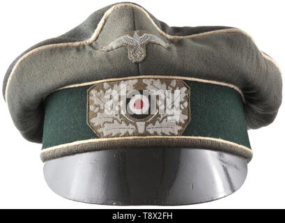 Un style ancien domaine cap pour les officiers de l'infanterie Cap corps de champ fine, toile gris-blanc, gris revêtement intérieur (sale), cuir gris, bandeau pare-soleil souple en cuir laqué noir, en qualité d'agent BeVo insignia blanchie (quelque peu). Souvent utilisé avec des signes de vieillissement et des traces historiques, moth. historiques, armée, les armées, les forces armées, militaire, militaria, objet, objets, alambics, clipping, coupures, cut out, cut-out, cut-outs, 20e siècle, Editorial-Use-seulement Banque D'Images