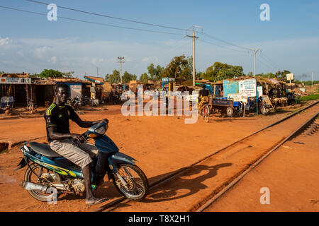 Les gens dans les rues de Ouagadougou, capitale du Burkina Faso, un des pays les plus pauvres de l'Afrique Banque D'Images