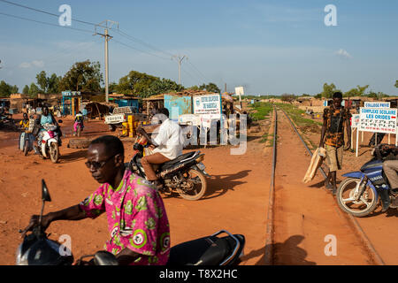 Les gens dans les rues de Ouagadougou, capitale du Burkina Faso, un des pays les plus pauvres de l'Afrique Banque D'Images