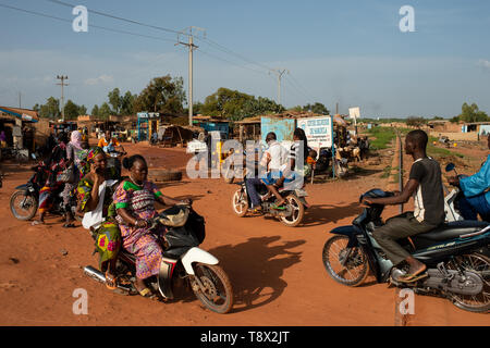 Les gens dans les rues de Ouagadougou, capitale du Burkina Faso, un des pays les plus pauvres de l'Afrique Banque D'Images