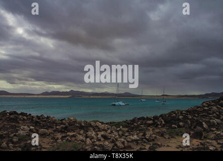 Mauvais temps à Fuerteventura, Espagne, voiliers et yachts amarrés dans une baie abritée Banque D'Images