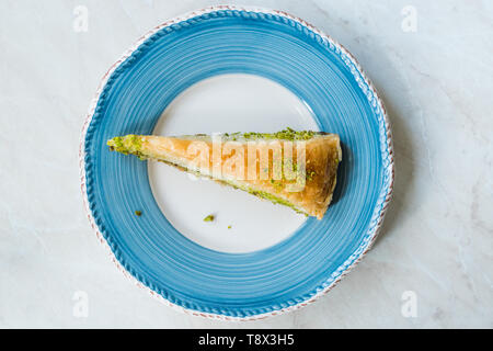 Baklava turc à la Pistache servi avec la plaque / Havuc Dilimi. Dessert traditionnel. Banque D'Images