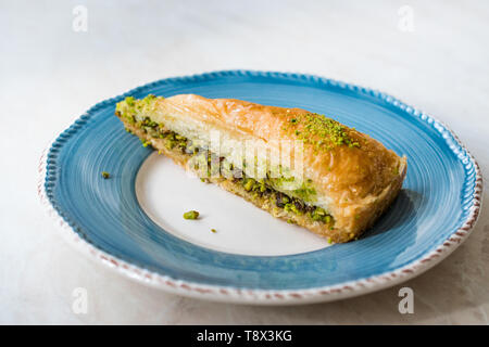 Baklava turc à la Pistache servi avec la plaque / Havuc Dilimi. Dessert traditionnel. Banque D'Images