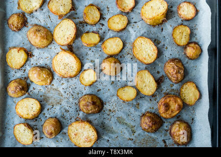 Tranches de pommes de terre au four dans un plat à four avec sel et poivre. L'alimentation biologique. Banque D'Images