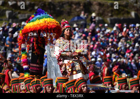 CUSCO, PÉROU- 15. Juni 2017. Rendement au cours de la célébration de l'Inti Raymi Festival dans le Sachasayhuaman ruines. Banque D'Images