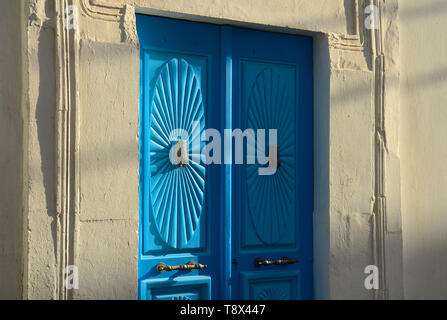 Gros plan d'une porte bleue tunisienne traditionnelle avec des ombres. Mahdia, Tunisie Banque D'Images