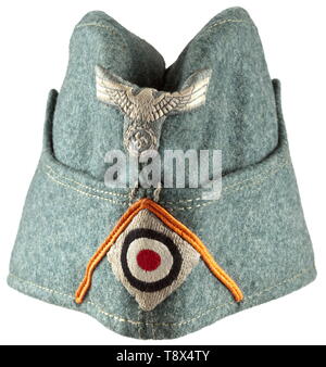 Une garnison cap M 35 chiffchen «' des hommes enrôlés/sous-officiers dans une défense district Office Depot, morceau de lumière domaine-gris Matériau, gris clair ventilation peint rivets, brun-gris, doublure intérieure avec la taille-, bouilloire et les fournisseurs de pièces embouties '59 L.F. Gen. Mützen Niedersachsen Hersteller Nr.11 1937 6./R.I. 69...', au début une armure BeVo gris clair motif de couleur orange, soutache chevron. Peu de signes de l'âge et l'utilisation historique., historique, armée, les armées, les forces armées, militaire, militaria, objet, objets, alambics, clipping, coupures, cut out, cut-out, cut-outs, 20e siècle, Editorial-Use-seulement Banque D'Images