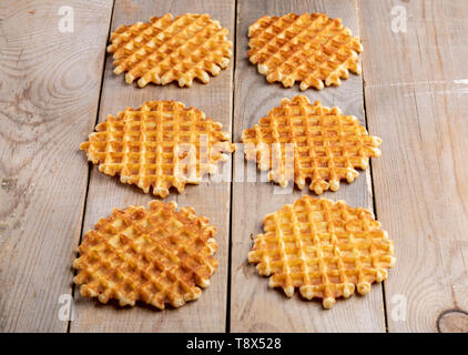 Six fresh BAKED gaufres rondes disposées sur la vieille table en bois rustique. Le déjeuner dessert. La vue Perspective, selective focus. Banque D'Images