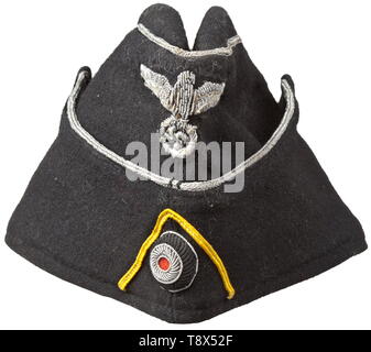 Une garnison cap M 38 chiffchen «' pour les officiers des unités de reconnaissance blindée noir spécial question vêtements achat privé pièce de tissu noir, gris acier, tresse de soie brodé à la main, un agent de la masse noire, jaune soutache chevron. De légers signes d'usage et l'âge. Historique, contexte historique, armée, armées, forces armées, militaire, militaria, objet, objets, alambics, clipping, coupures, cut out, cut-out, cut-outs, 20e siècle, Editorial-Use-seulement Banque D'Images