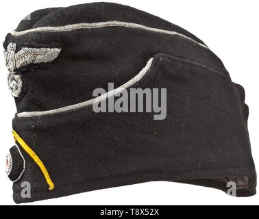 Une garnison cap M 38 chiffchen «' pour les officiers des unités de reconnaissance blindée noir spécial question vêtements achat privé pièce de tissu noir, gris acier, tresse de soie brodé à la main, un agent de la masse noire, jaune soutache chevron. De légers signes d'usage et l'âge. Historique, contexte historique, armée, armées, forces armées, militaire, militaria, objet, objets, alambics, clipping, coupures, cut out, cut-out, cut-outs, 20e siècle, Editorial-Use-seulement Banque D'Images