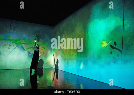 Une femme interagit avec le 'qu'un aimant et Beau Monde' installation numérique lors d'une conférence de presse aperçu pour 'AI : plus que les droits de l' exposition au Barbican Centre à Londres. La nouvelle grande exposition explore la relation entre l'homme et l'intelligence artificielle. Banque D'Images