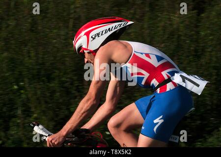 La triathlonienne Tim Don, qui représentait la Grande-Bretagne dans trois Jeux olympiques, en prenant part à l'épreuve de cyclisme des châteaux Sprint à Lunteren en 2012. Il a gagné le tournoi. Banque D'Images