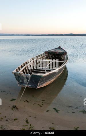 Seul petit bateau de pêche sur une lagune au Portugal Banque D'Images