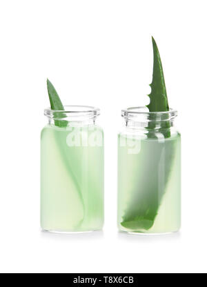 Avec des bouteilles de jus d'aloe vera frais sur fond blanc Banque D'Images