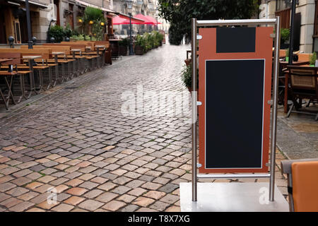 Conseil d'Menu restaurant on city street Banque D'Images