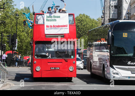 London UK 14 mai 2019. Union Nationale de l'éducation (NEU) les membres de la John Roan School École secondaire de Maze Hill, Greenwich campagne sur un bus à toit ouvert à Westminster pour révoquer un ordre imposé à l'académie et l'école d'arrêter sa scolarisation forcée, inscrivez-vous les parents sur une ligne de piquetage à l'extérieur du Ministère de l'Éducation Banque D'Images