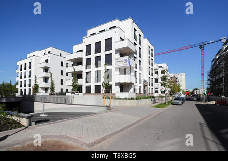 Leipzig, Allemagne. 13 mai, 2019. Voir dans le nouveau développement résidentiel à l'Lindenauer Hafen port à Leipzig. Un nouveau quartier est en construction sur le site de l'ouest de Leipzig pour plusieurs années. En plus d'immeubles à appartements, maisons de ville, il s'agit notamment d'une chambre studio pour les artistes et une école maternelle. Crédit : Jan Woitas/dpa-Zentralbild/dpa/Alamy Live News Banque D'Images