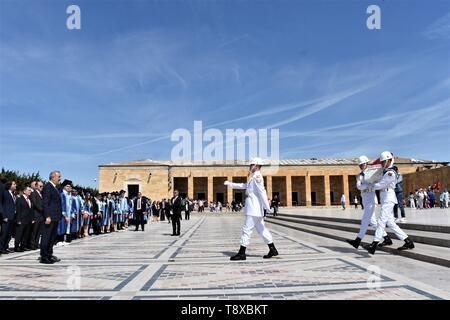 Ankara, Turquie. 15 mai, 2019. Les gardes d'honneur turc mars pendant une cérémonie de commémoration à Anitkabir, le mausolée de Mustafa Kemal Atatürk, fondateur de la Turquie moderne, président de l'avant des célébrations du 100e anniversaire de la commémoration du 19 mai d'Ataturk, de la jeunesse et des sports 24. Altan Crédit : Gochre/ZUMA/Alamy Fil Live News Banque D'Images