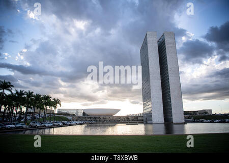 Brasilia, Brésil. Apr 29, 2019. Sombres nuages survolez le Congrès national brésilien dans la capitale. Credit : Fabian Sommer/dpa/Alamy Live News Banque D'Images