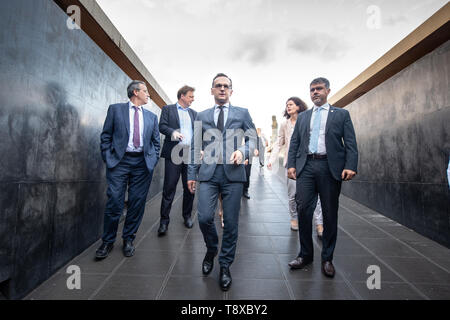 Brasilia, Brésil. Apr 29, 2019. Heiko Maas (SPD), Ministre des affaires étrangères de la République fédérale d'Allemagne, visites, l'Oskar Niemayer cathédrale dans la capitale brésilienne. La Maas voyage en Amérique latine est le prélude à une offensive politique et économique pour renforcer les relations avec le continent. Credit : Fabian Sommer/dpa/Alamy Live News Banque D'Images