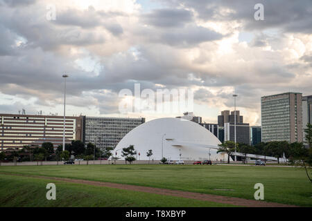 Brasilia, Brésil. Apr 29, 2019. Nuages pendre le Musée National dans la capitale brésilienne. Credit : Fabian Sommer/dpa/Alamy Live News Banque D'Images