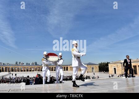 Ankara, Turquie. 15 mai, 2019. Les gardes d'honneur turc mars pendant une cérémonie de commémoration à Anitkabir, le mausolée de Mustafa Kemal Atatürk, fondateur de la Turquie moderne, président de l'avant des célébrations du 100e anniversaire de la commémoration du 19 mai d'Ataturk, de la jeunesse et des sports 24. Altan Crédit : Gochre/ZUMA/Alamy Fil Live News Banque D'Images