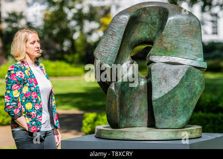 Londres, Royaume-Uni. 15 mai, 2019. Henry Moore, modèle de travail pour pièce de fermeture (1962, Estimation : € 600,000-800,000) - Christie's Sculpture sur la place, un jardin de sculptures en plein air situé dans St James's Square, Londres, sur avis au public du 15 mai au 17 juin 2019. L'exposition présente des œuvres qui seront offerts dans l'art britannique moderne vente du soir le 17 juin 2019. Crédit : Guy Bell/Alamy Live News Banque D'Images