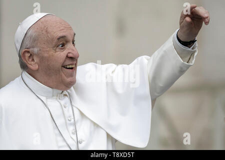 Cité du Vatican, Vatican. 15 mai, 2019. Le pape François réagit comme il arrive à diriger l'audience générale hebdomadaire sur la Place Saint Pierre. Credit : Giuseppe Ciccia/Alamy Live News Banque D'Images