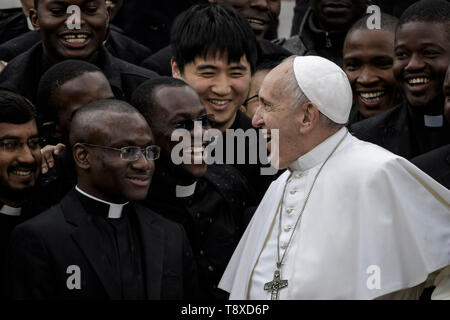 Cité du Vatican, Vatican. 15 mai, 2019. Le pape François réagit pendant qu'il part à la fin de l'audience générale hebdomadaire sur la Place Saint Pierre. Credit : Giuseppe Ciccia/Alamy Live News Banque D'Images