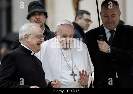 Cité du Vatican, Vatican. 15 mai, 2019. Le pape François réagit pendant qu'il part à la fin de l'audience générale hebdomadaire sur la Place Saint Pierre. Credit : Giuseppe Ciccia/Alamy Live News Banque D'Images
