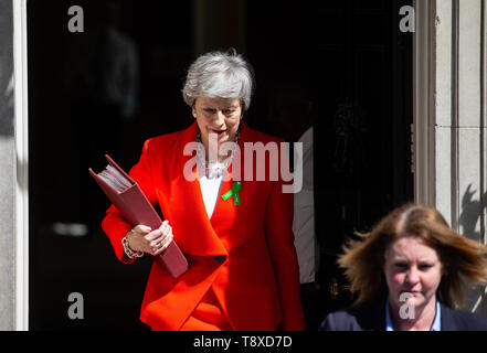 Downing Street, London, UK - 15 mai 2019 Le Premier ministre britannique, Theresa May, nombre de feuilles 10 Downing Street pour aller au Parlement de questions au premier ministre. Elle porte un badge vert sur sa cravate, de sensibiliser à la maladie mentale. Credit : Tommy Londres/Alamy Live News Banque D'Images